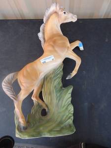 lot 97 image: Porcelain horse figurine broken foot 15x24x6.5