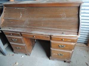lot 8 image: Roll top desk.. Top wont open. 6 drawers  46 H 52 L  20D