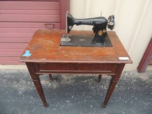 lot 106 image: Sewing table with electric Singer Sewing machine MODEL 66, SN DATES -JULY 31, 1928