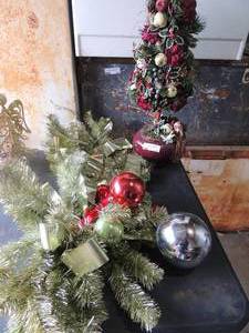 lot 113 image: Christmas tree artificial plant glass base 26 Wreath with large ornament 36