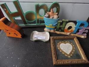 lot 115 image: Various dcor signs, wooden puzzle, trinket box, hope and faith, etc.