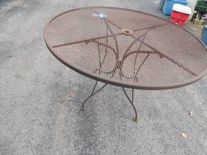 lot 16 image: METAL ROUND PATIO TABLE