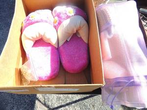lot 196 image: Spa bath set- Slippers, loofah, wraps etc. all in bag