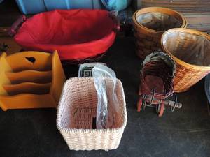 lot 253 image: Assorted wicker baskets and wooden organizer