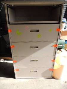 lot 18 image: Tan 5 drawer filing cabinet