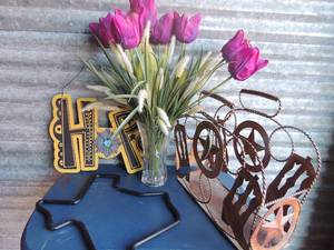 lot 315 image: Cowboy magazine rack 16long 13tall Texas outlinehanging art16, HOPE sign, floral arrangement