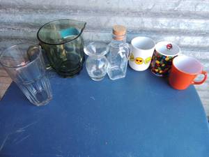 lot 316 image: Glass lot- green pitcher pyrex,  royal norfolk mugs and honey jar