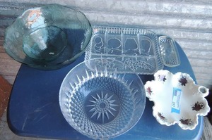 lot 317 image: CHIP & DIP BOWL SET,  sunflower pressed glass bowl and serving tray flower design, CERAMIC BOWL