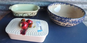lot 323 image: Vintage ceramic popcorn bowl ,  Covered apple  serving dish marked USA and green serving dish with trivet marked F.T.D.A. 1983 32 oz.