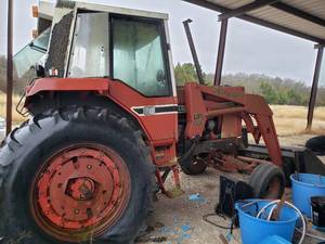 lot 1 image: International Harvester GB 660 Tractor Model F-886 with Newer Bucket, last started in Aug 2020