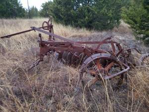 lot 5 image: Antique disk plow with steel wheels