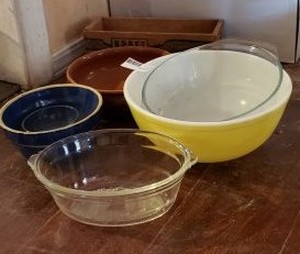 lot 26 image: Large Yellow Pyrex Mixing Bowl and other bowls as shown