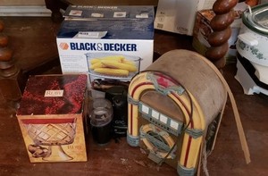 lot 30 image: Black &Decker Flavor Scenter Steamer Deluxe HS2776, Ruby Trifle Bowl, Thomas Collectors Edition Radio, Can Opener, Grinder