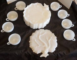 lot 176 image: VINTAGE HAZEL ATLAS MILK GLASS LUNCHEON SET (Plates and Cups) IN ORCHARD TREE PATTERN. 8 ct.�
