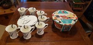 lot 103 image: Pioneer Woman Blossom Jubilee Nesting Bowls Unopened, Brother Sister Black and White Plate and Mug Set