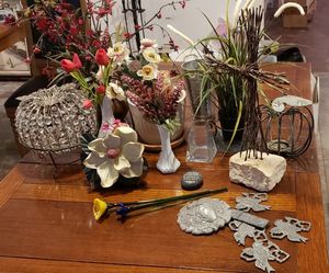 lot 183 image: Glass Blown Flowers, Crystal and Wire Pumpkins, Artificial Flower arrangements and More, see Pictures