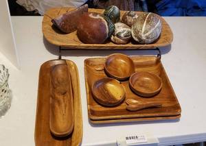 lot 185 image: Wooden Plates, Spoons and Bowls Plus Centerpiece