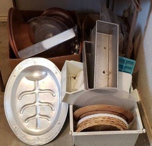 lot 207 image: Wicker Plate Holders, Hat Chips-n-Dip Dishes, Plastic Platters