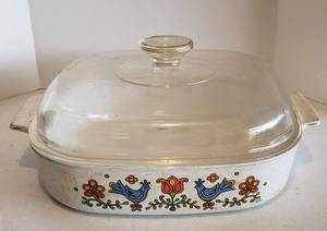 lot 191 image: Vintage Corning Ware Country Festive-Friendship Bakeware with Lid 9 34x9 34x2