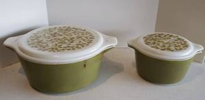 lot 193 image: Matching Pyrex Olive Green 25-C 4 Casserole Dish with Lid and 20-C 25 Dish with Lid