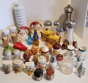 lot 208 image: Salt and Pepper Shakers, see Pictures