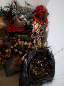 lot 122 image: Large amount of Artificial Flowers and Greenery