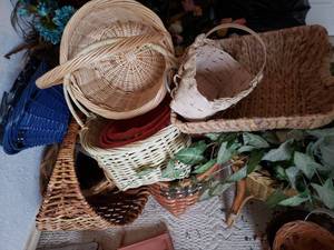 lot 123 image: Variety of Wicker Baskets and Small Wicker Chair