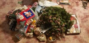 lot 262 image: Christmas Wreaths, Candles, Blankets and Figurines, see Pictures