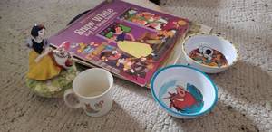 lot 137 image: Disney Music Box, Dishes and Disney Vinyl Records, see Pictures