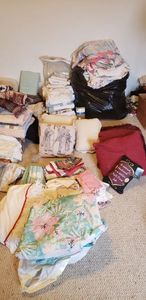 lot 153 image: Throw Pillows, Blankets and Linens