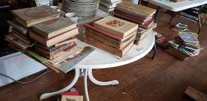 lot 61 image: Round 4-legged Pedestal Table