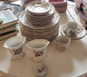 lot 62 image: Decorative Porcelain Vases, International China Heartland Stoneware Japan Plate Set