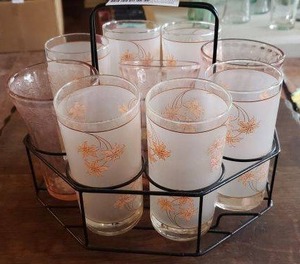 lot 267 image: Vintage Pink Glass Set and Wire Drink Carrier as shown