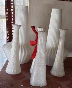 lot 324 image: White Glass Vase and Pair of White Ribbed Hurricane Glass Lamp Shades