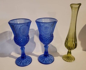 lot 273 image: George and Martha Washington Blue Glasses and Green Fenton Vase