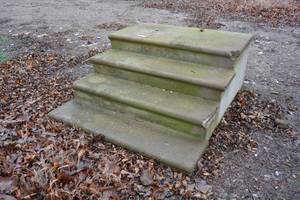 lot 825 image: Trailer Concrete Steps 2, 3, 4 step steps