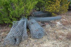 lot 565 image: Large amount of chain link fencing