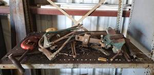 lot 418 image: Contents of Shelf, including saws, large pipe cutter, vice, and more