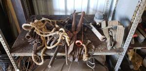 lot 419 image: Contents of Shelf, including  ropes pulley, ratchet strap