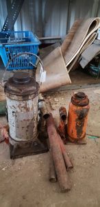 lot 459 image: 2 Hydraulic Bottle Jacks, One is Allied