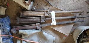 lot 381 image: 3 Hydraulic Pistons