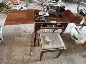 lot 498 image: Vintage Singer Sewing Machine AK19089 with Light and Bench