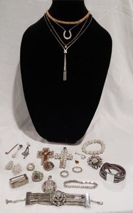 lot 754 image: Crystal and rhinestone jewelry, assorted
