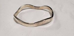lot 765 image: Sterling silver wavy hinged bangle bracelet. Marked .925