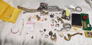 lot 780 image: Fashion jewelry assortment, bits, pieces, parts, etc.