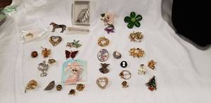 lot 657 image: Brooch and pin collection