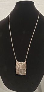lot 726 image: Vintage mesh necklace with purse pendant. Actual purse with fold over lid, 26L