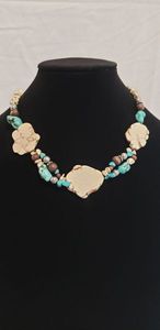 lot 701 image: Dyed Howlite and natural white Howlite bead necklace 18L necklace