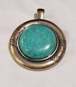 lot 641 image: HUGE sterling silver (unmarked) and turquoise pendant with magnetic clasp. 3.5H x 3W