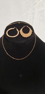 lot 642 image: 2 Single earrings, broken chain. All marked 14K